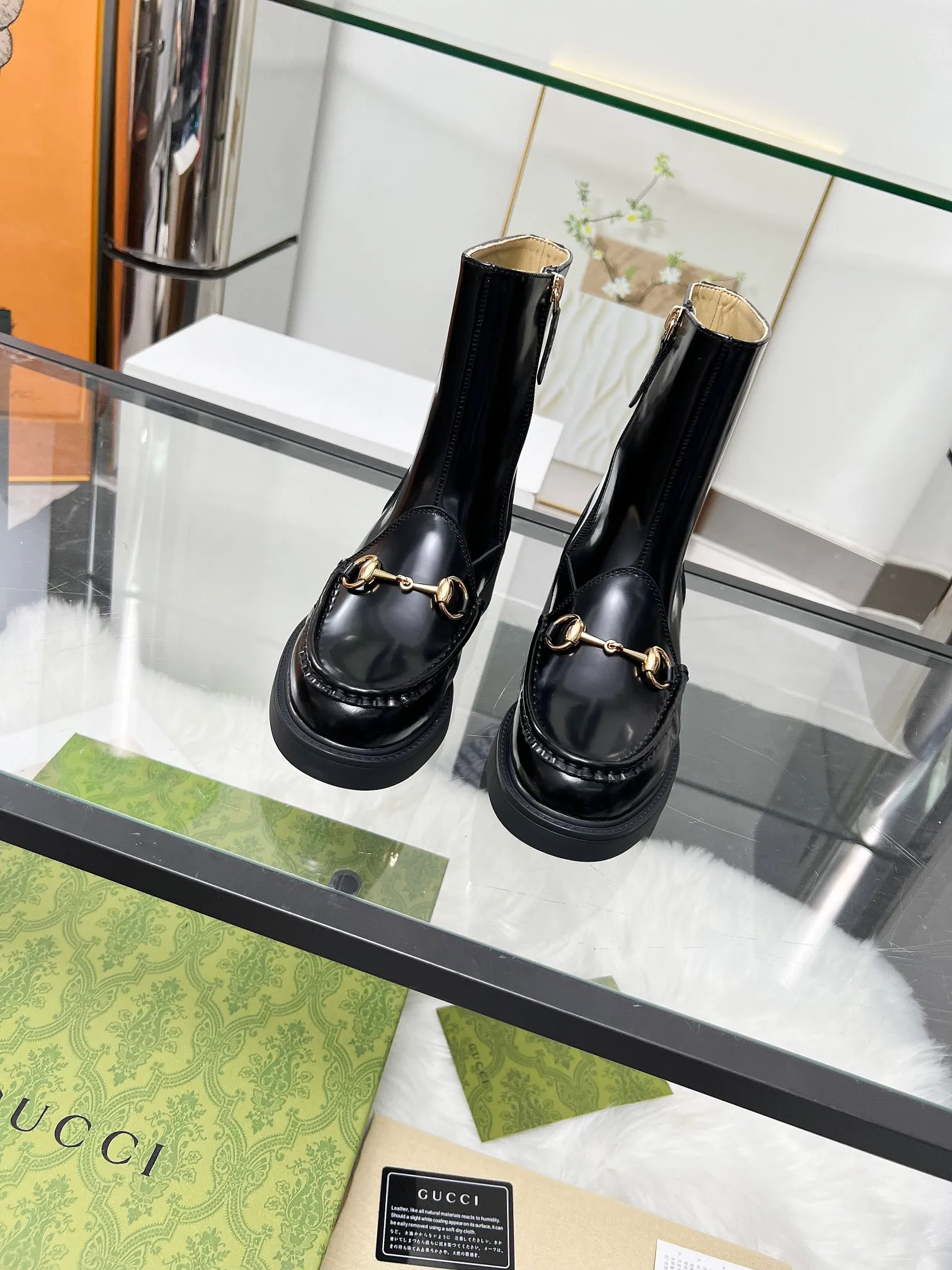 👟👟Ex-factory price 600👟👟 2025 latest version of Gucci GUCCI hot sale✅ 🎉Very easy to match👍Inner zipper design, easy to put on and take off 'Branded buckle Heel height: 6cm Fabric: Cowhide/open edge beads Inner/foot: apricot cowhide 🐂 Outsole PPU material Color: black Code number: 34-40. 34 and 41 42 need to be customized. Packaging: Comes with card and cloth bag.
